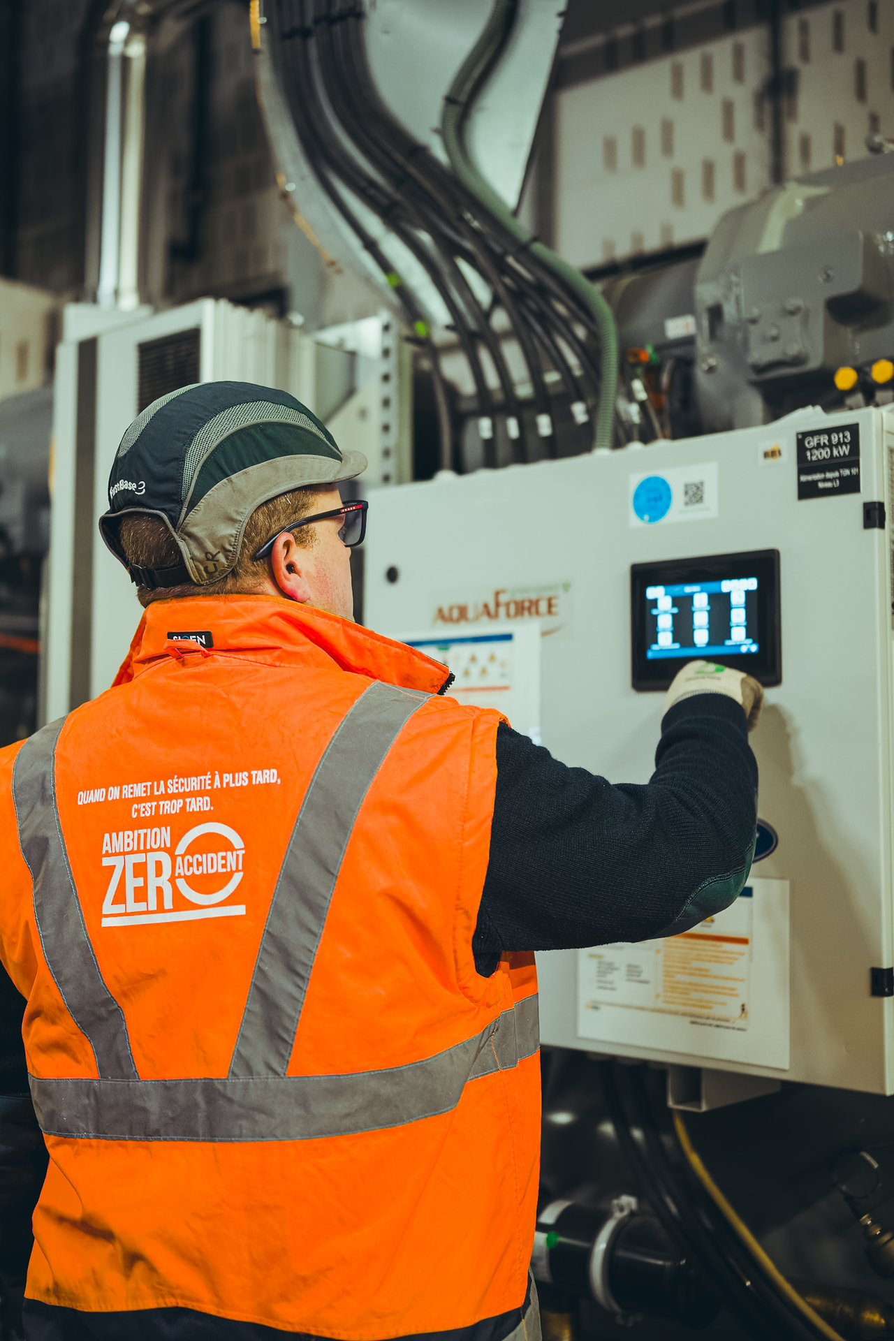 Technicien Dalkia en court de maintenance sur une installation